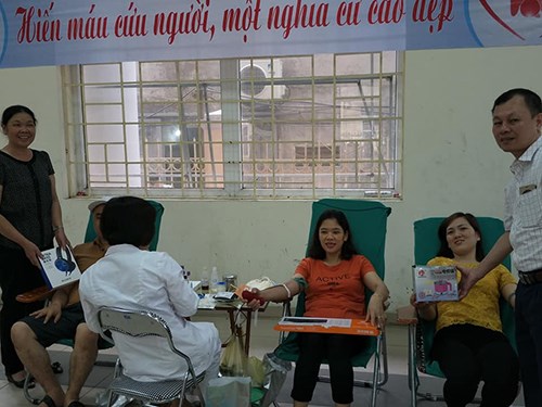 Chi hội chữ thập đỏ trường mầm non Phúc Đồng tình nguyện tham gia “hiến máu nhân đạo” tại nhà văn hóa phường Phúc Đồng.